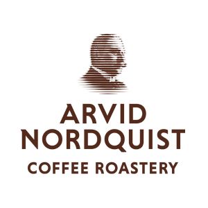 Tuulispään yrityskummi Arvid Nordquist on ruotsalainen kahvipaahtimo. Kaikki käyttämämme kahvipavut ovat 100% sertifioituja ja iso osa on myös luomua ja Reilun kaupan tuotantoa.
Vastuullinen toiminta kaikissa tuotantomme eri vaiheissa on meille erittäin tärkeää. Paahtimomme käyttää vain bioenergiaa ja kahvipakkauksemme on tehty suomalaisesta mäntyöljystä, mikä on metsäteollisuuden sivutuote.
